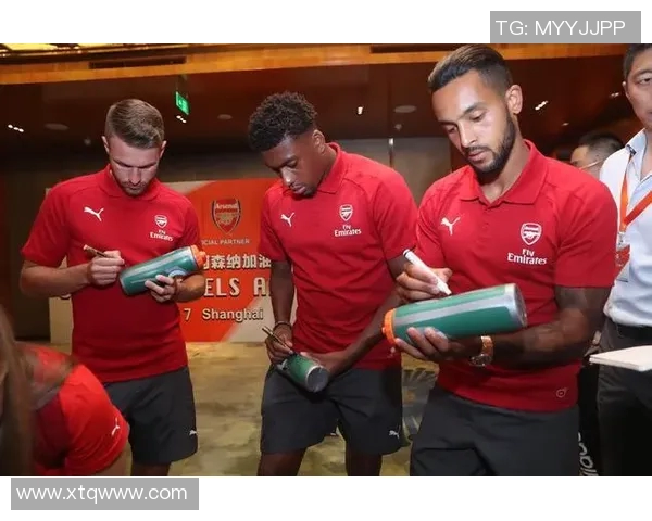 与足球明星面对面聆听他们的梦想与奋斗故事的女生视频采访