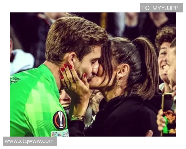 男子与足球明星的浪漫爱情故事揭示了运动员背后的真实情感与生活挑战